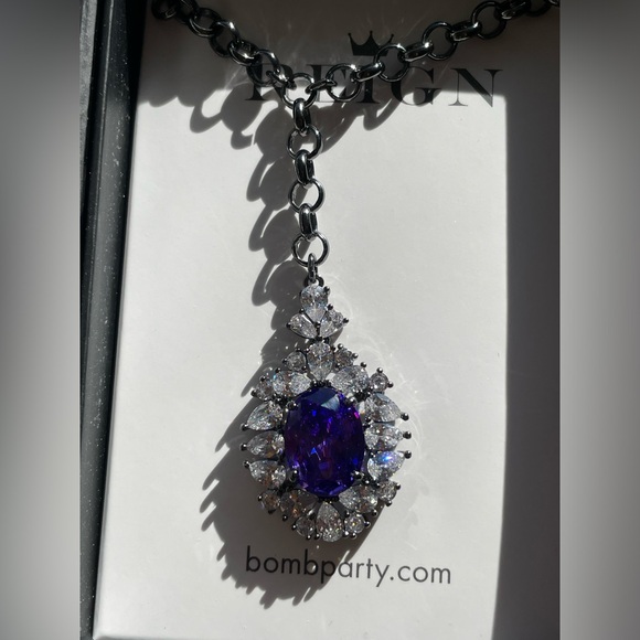 Bomb Party Reign Villain Captivated Reign necklace - Picture 4 of 12